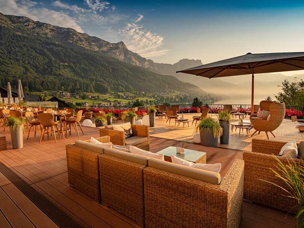 Seeterrasse mit Loungemöbeln und Sonnenschirm