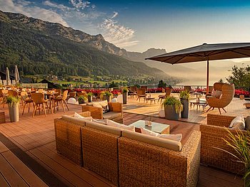 Seeterrasse mit Loungemöbeln und Sonnenschirm