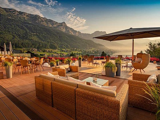 Seeterrasse mit Loungemöbeln und Sonnenschirm
