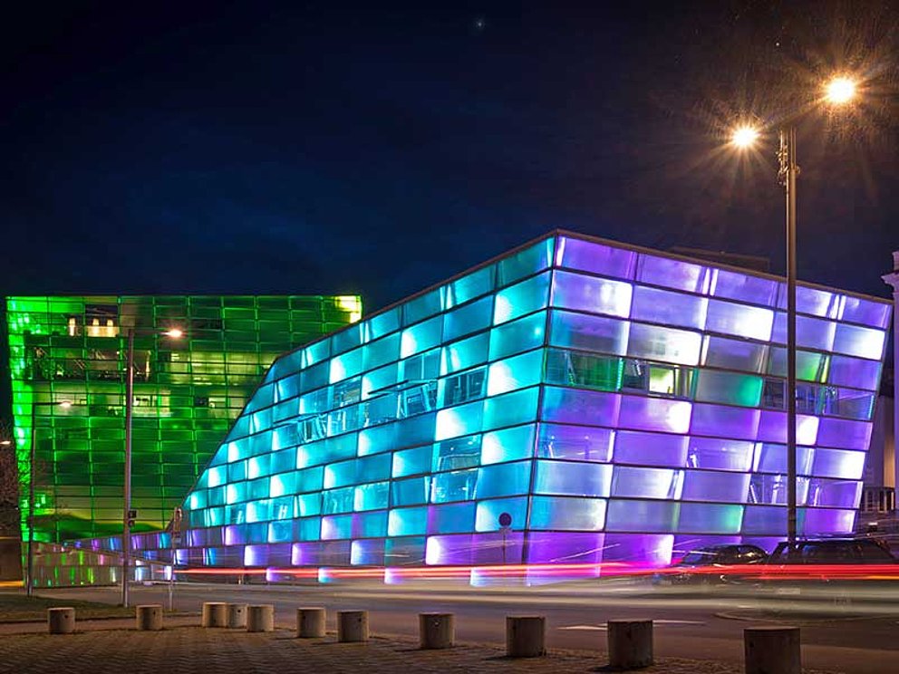 buntes Ars Electronica Center in Linz bei Nacht