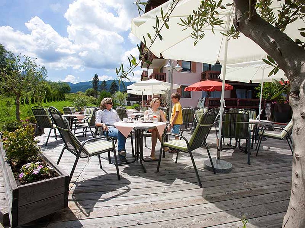 Sonnen-Terasse zum Relaxen im Vitalhotel Gosau