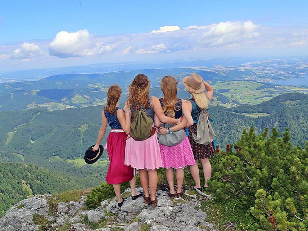 4 Damen mit Blick auf das herrliche Panorama vom Feuerkogel