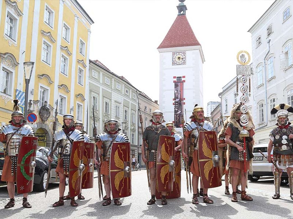 Römer marschieren durch Wels
