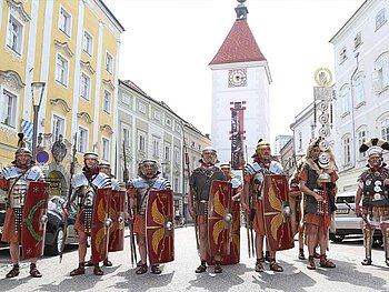 Römer marschieren durch Wels