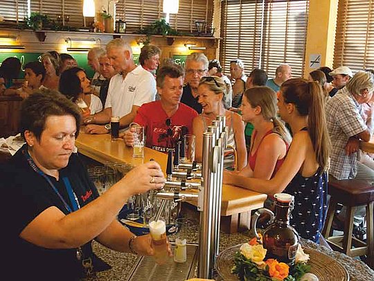 geselliges Beisammensein und Biergenuss in der Zwicklstube in der Privatbrauerei in Zwettl