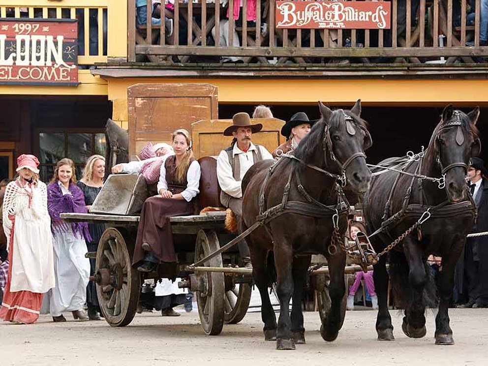 Siedler-Familie bei der Show in der Westernstadt Pullman City in Passau