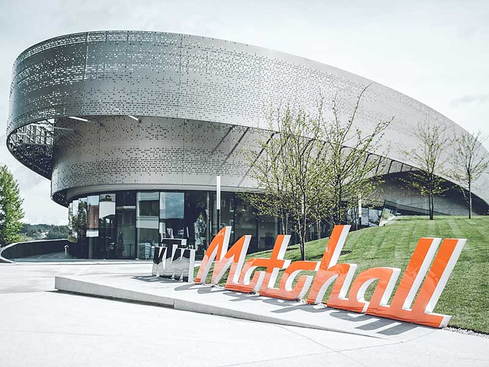 modernes Gebäude der Erlebniswelt KTM Motohall