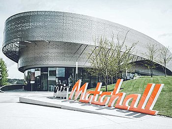 modernes Gebäude der Erlebniswelt KTM Motohall