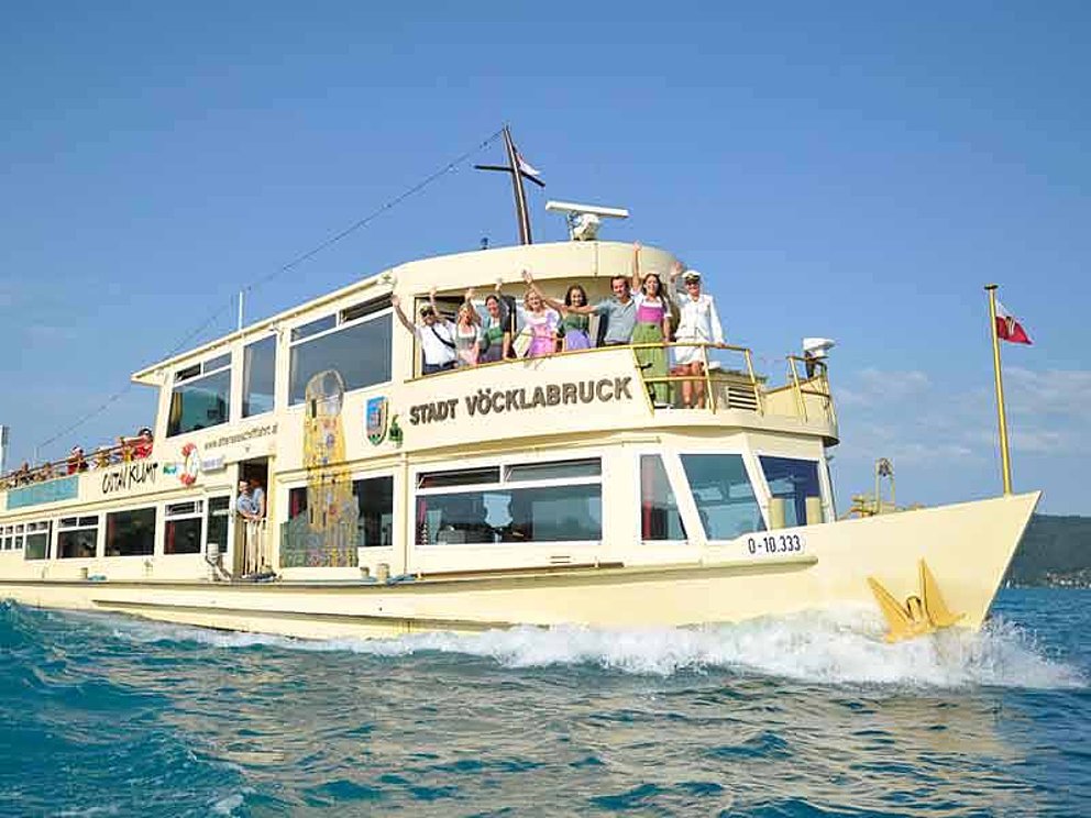 Schiff auf Fahrt mit winkenden Menschen am Attersee bei tollem Wetter