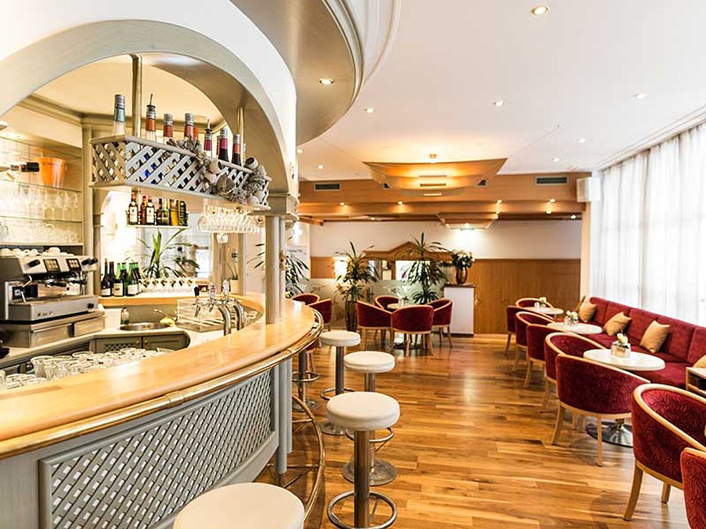 Hotelbar mit Hocker und Sitzgelegenheiten in Gruppen
