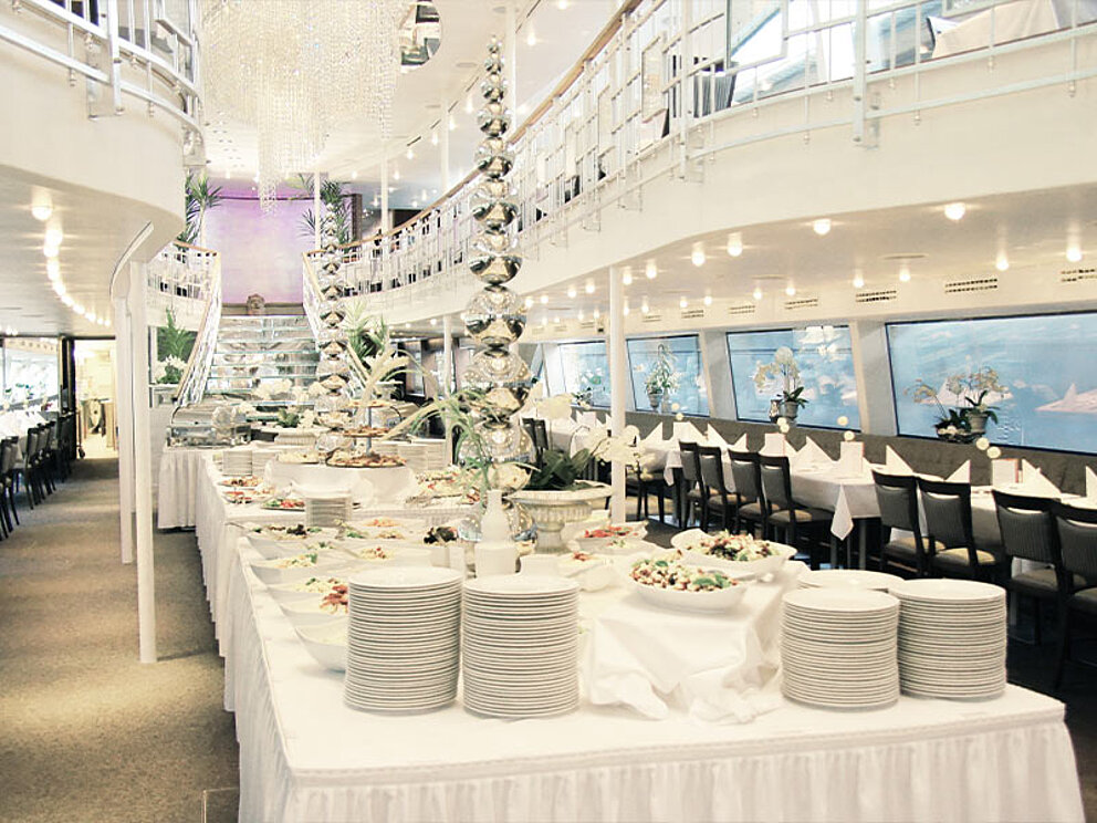 Reich bestücktes Buffet an Bord des Kristallschiffes