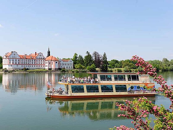 Schiff mit vielen Leuten an Deck am Inn