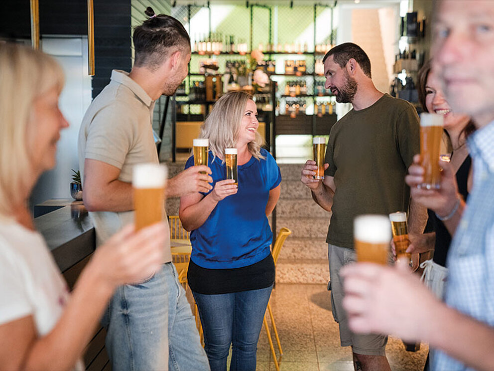 Eine Gruppe bei der Bierverkostung im Brauereishop