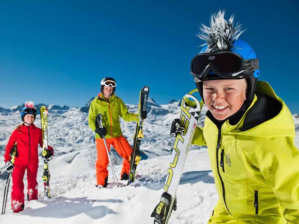 junge Leute mit Skiausrüstung am Krippenstein