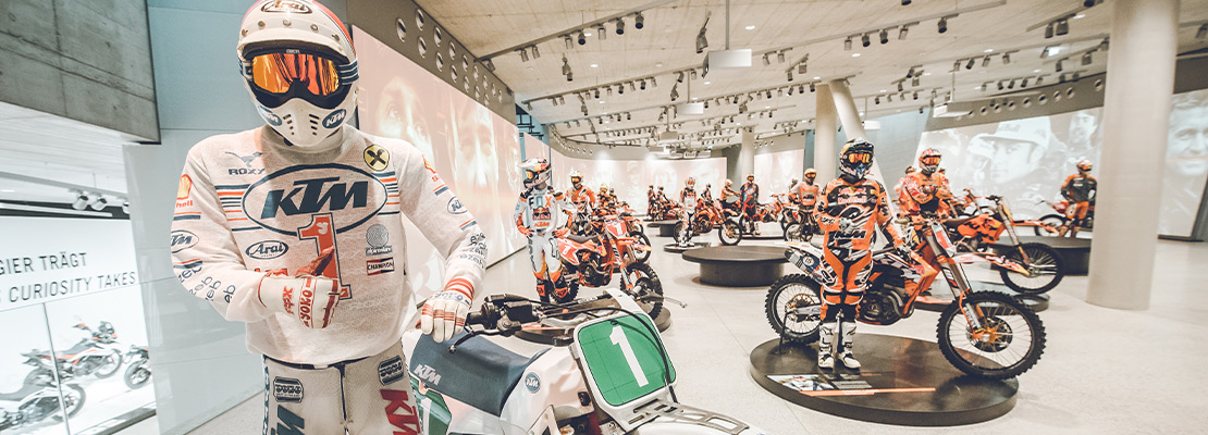 Motorräder mit Fahrern in Motorrad-Kleidung