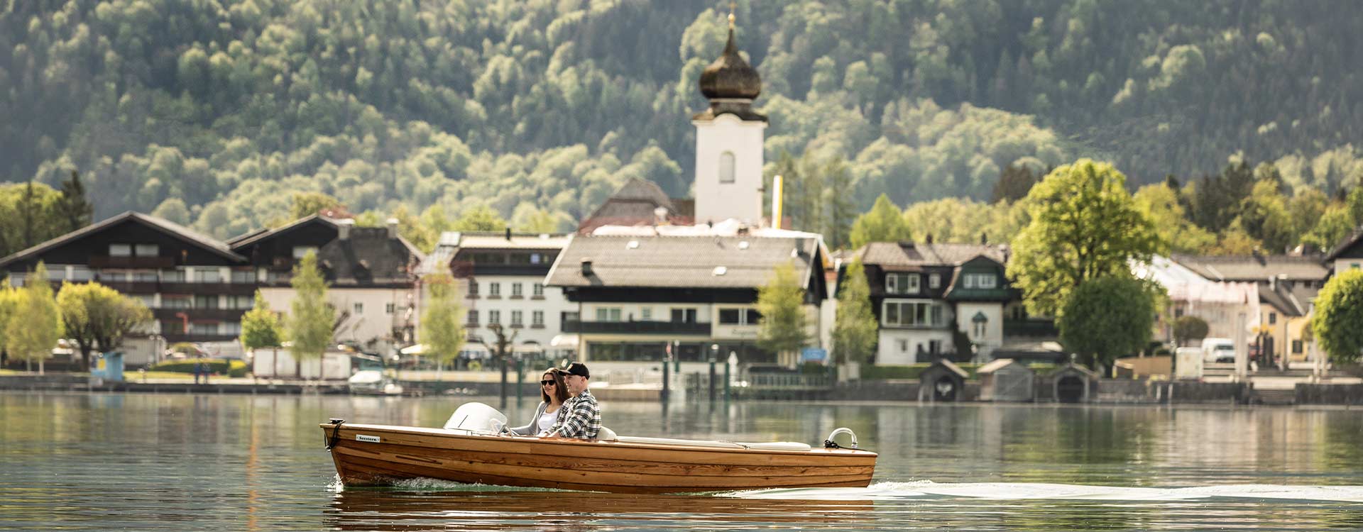 2 Personen im Elektroboot am Wolfgangsee.