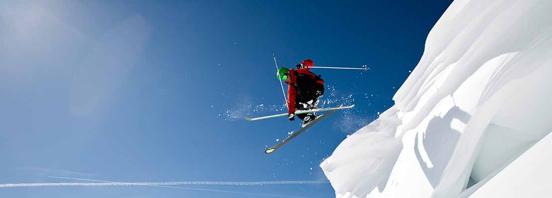 Skifahrer beim Freeride Sprung am Dachstein Krippenstein