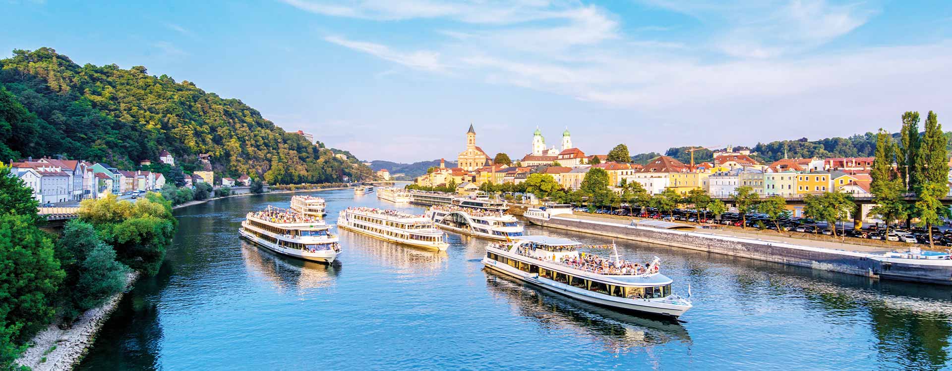 Schiffe auf der Donau vor der Abendlichen Kulisse von Passau