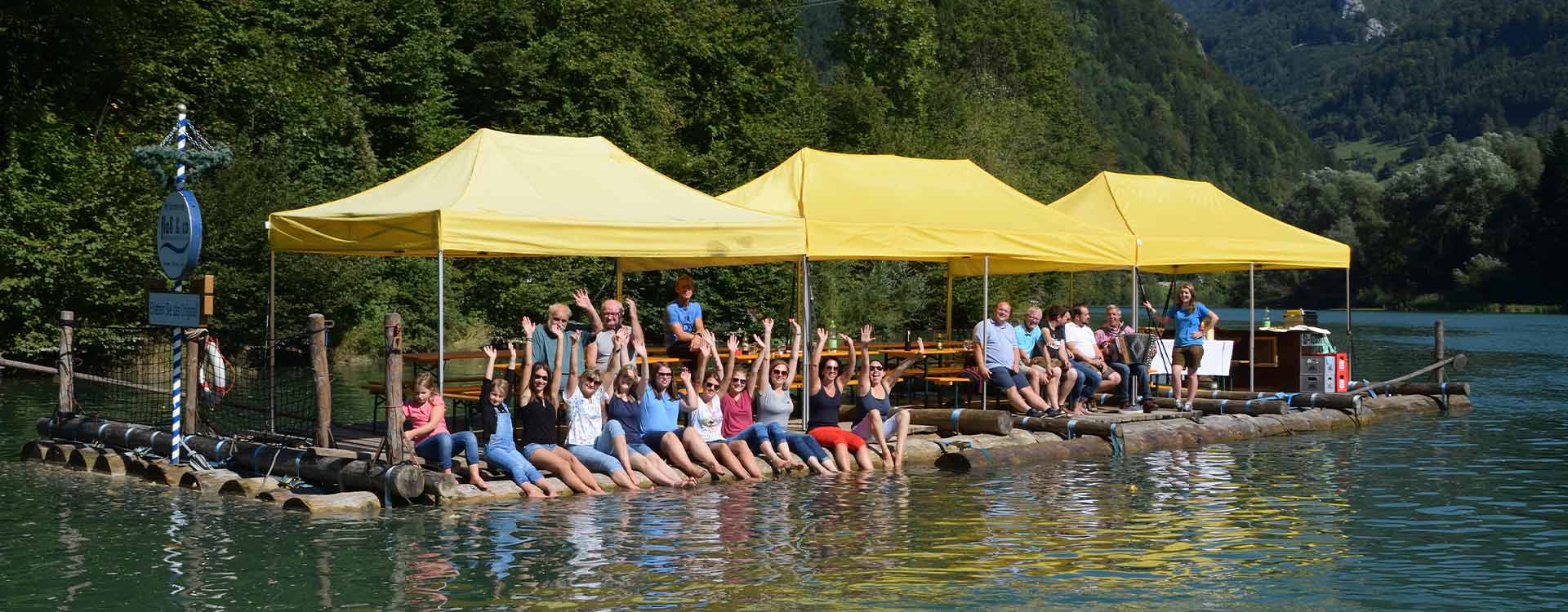 Eine Gruppe auf einem großen Floß auf der Enns