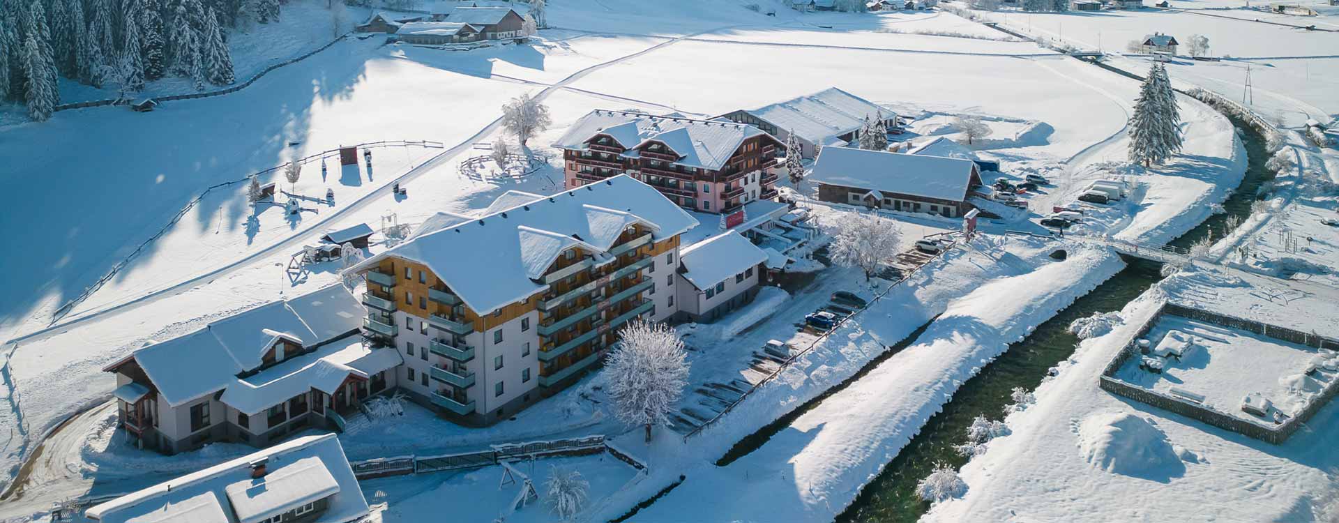 Winterliche Außenansicht vom Hotel aus der Vogelperspektive
