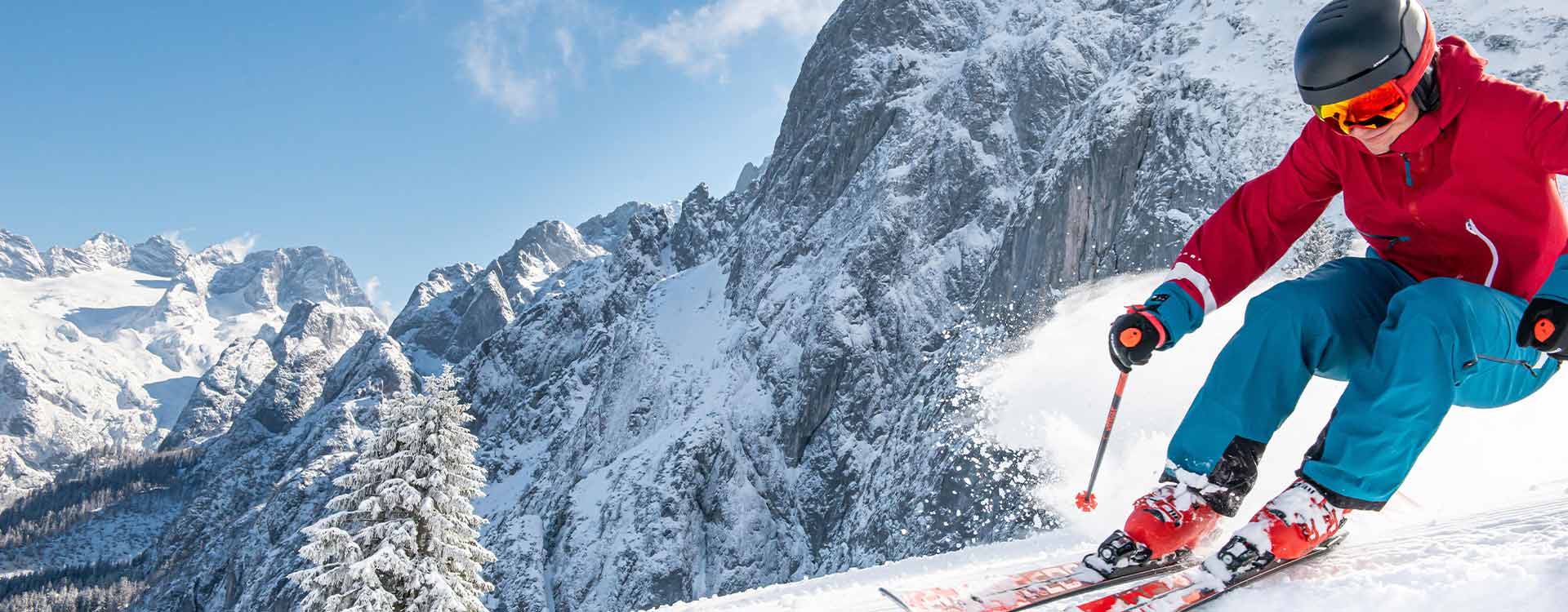 Ein Skifahrer in voller Fahrt bei herrlichem Winterwetter mit Sonnenschein