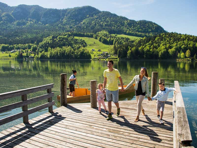 Eltern mit Bub und Mädel auf einem Steg am Grundlsee