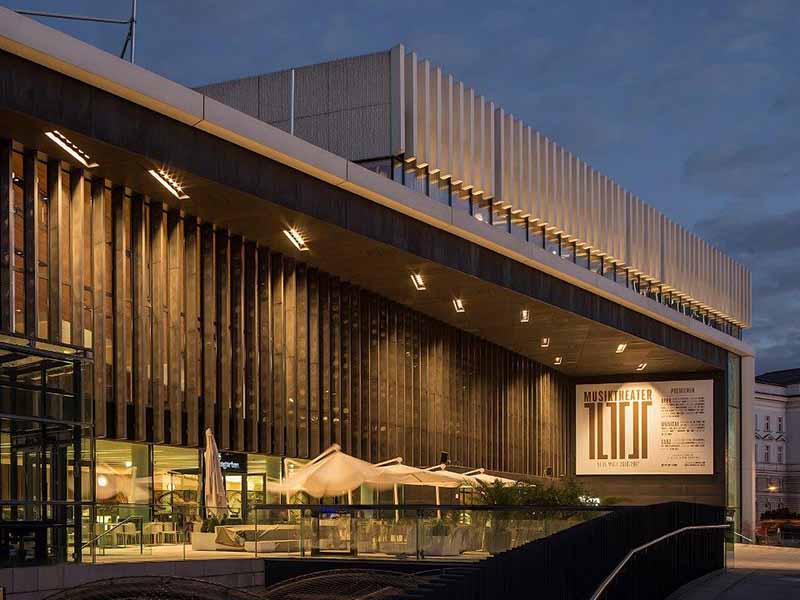 Musiktheater Linz Außenansicht bei Dämmerung