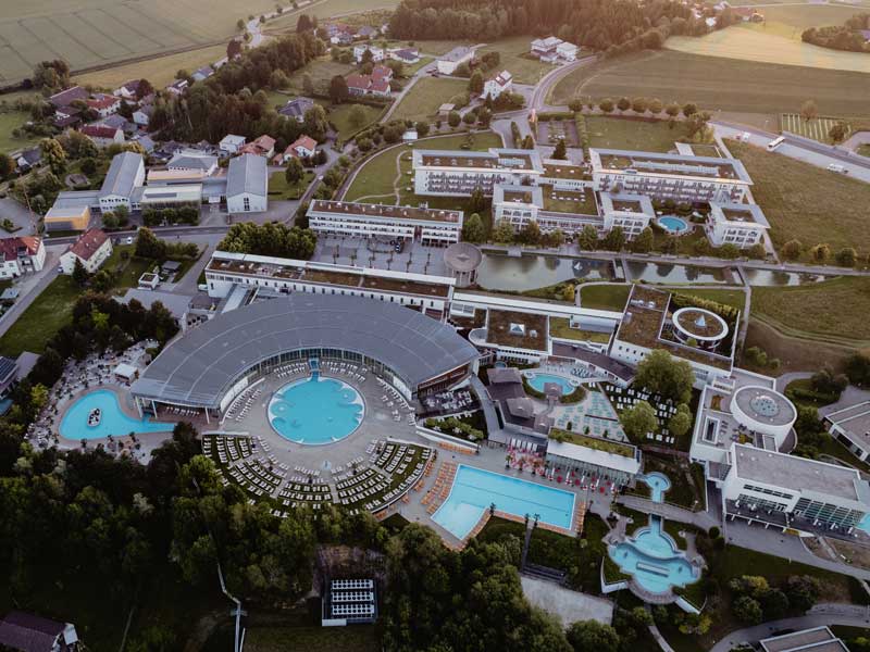 Luftaufnahme der Außenbecken und des Gebäudes von Spa Resort Geinberg